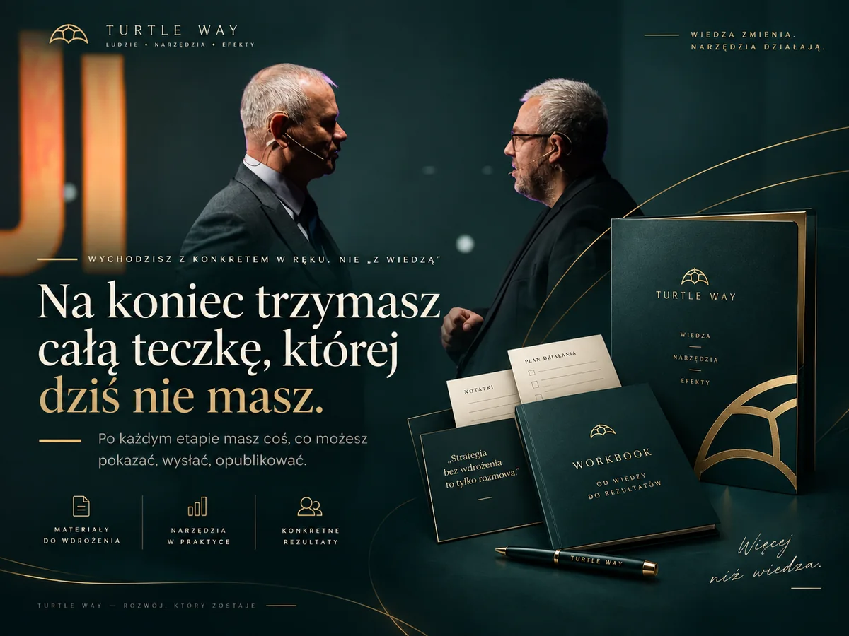Na koniec trzymasz całą teczkę — Łukasz i Tomek na scenie z mockupem materiałów Turtle Way.